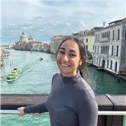 Tengo experiencia dando clases de inglés y francés de 3 años, tanto presenciales como online.